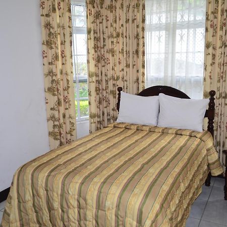 Pink Rock Inn Bed And Breakfast Ocho Rios Buitenkant foto