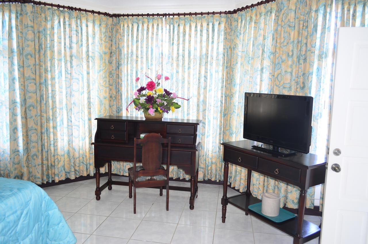 Pink Rock Inn Bed And Breakfast Ocho Rios Buitenkant foto